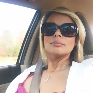 Meet your Posher, Lorie